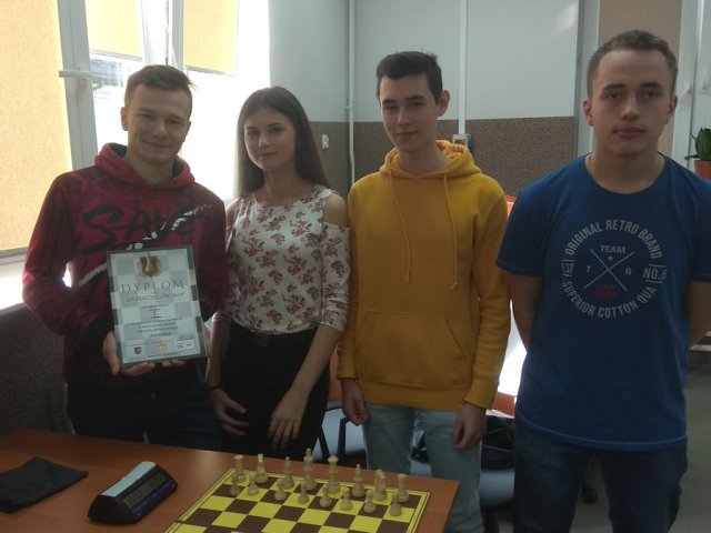 Sukces naszych uczniów w zawodach drużynowych w szachach